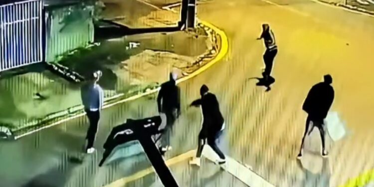 Homem é brutalmente apedrejado no Capão Raso em Curitiba; câmera de segurança registrou a selvageria