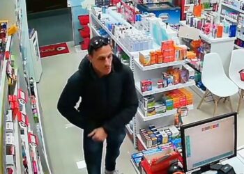 Câmera registra roubo a farmácia e marginal foge em ônibus