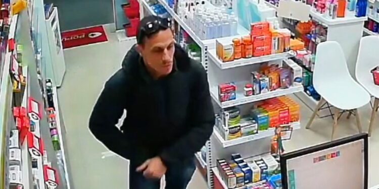 Câmera registra roubo a farmácia e marginal foge em ônibus