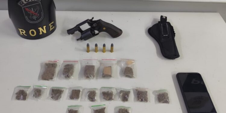 RONE apreende arma de fogo e drogas após denúncia de disparos em Colombo