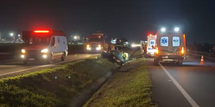 Colisão entre carreta e carro deixa um morto e outro gravemente ferido na BR-277