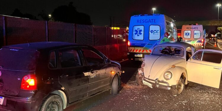 Motorista de fusca entra na contramão da BR-277 e provoca colisão frontal