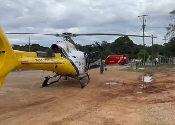 Motociclista é socorrido de helicóptero após acidente na Estrada da Ribeira
