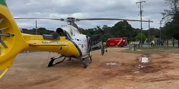 Motociclista é socorrido de helicóptero após acidente na Estrada da Ribeira