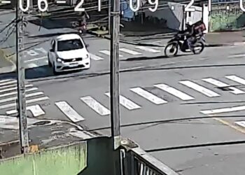 Motociclista fica gravemente ferido em colisão na RMC; câmera registrou a colisão