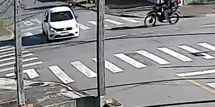 Motociclista fica gravemente ferido em colisão na RMC; câmera registrou a colisão