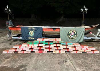 BPFRON apreende embarcação com 392 kg de maconha no lago de Itaipu