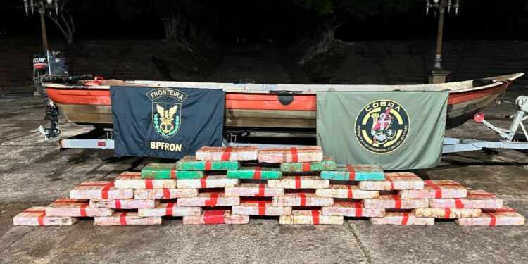 BPFRON apreende embarcação com 392 kg de maconha no lago de Itaipu