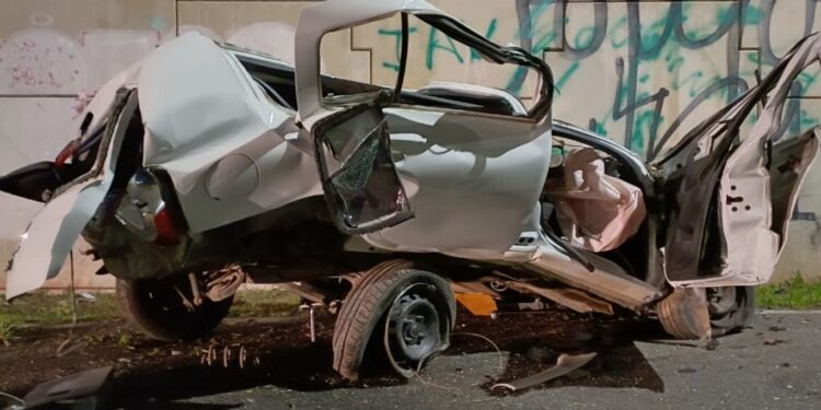 Carro fica destruído e motorista não resiste a acidente na RMC