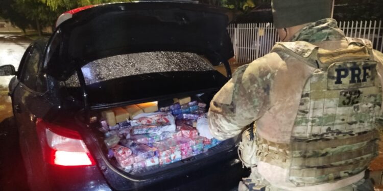 Durante madrugada chuvosa, PRF apreende mais 257 kg de maconha na BR-277