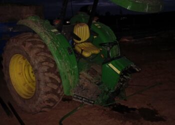 Trator parte ao meio após colisão com caminhão