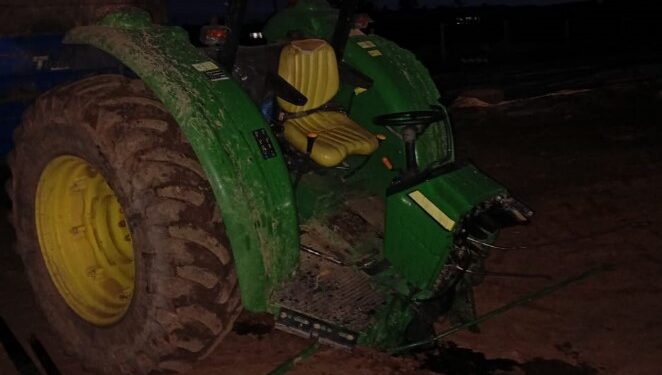 Trator parte ao meio após colisão com caminhão