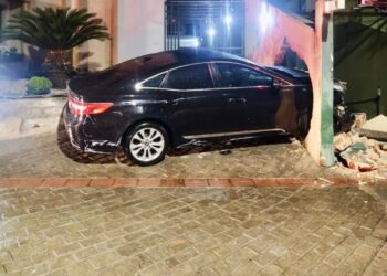 Homem é preso em flagrante por atropelar a namorada após briga em bar