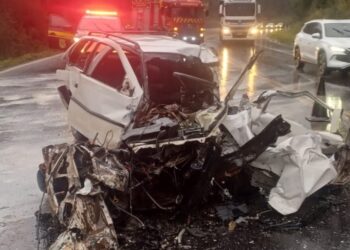 Colisão envolvendo carro e caminhão deixa um morto e quatro feridos