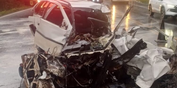 Colisão envolvendo carro e caminhão deixa um morto e quatro feridos