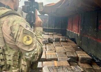 PRF e PM apreendem mais de 3,5 toneladas de maconha em carreta