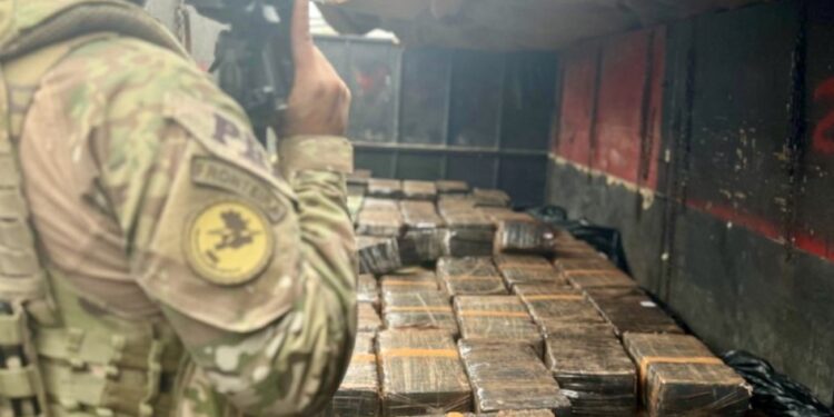 PRF e PM apreendem mais de 3,5 toneladas de maconha em carreta