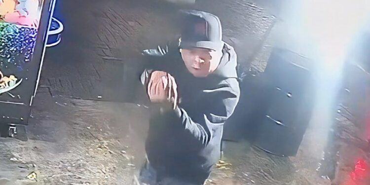 Indivíduo armado ameaça comerciantes e acaba neutralizado pela ROTAM; moradores da região agradeceram a polícia