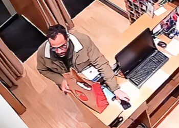 Indivíduo furta celular de comércio no bairro Portão