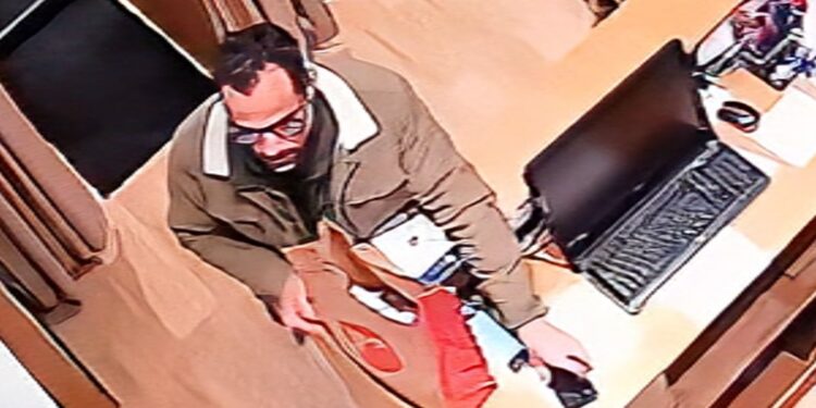 Indivíduo furta celular de comércio no bairro Portão