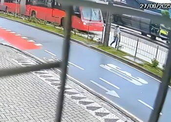 Mulher é socorrida em estado gravíssimo após atropelamento na canaleta do expresso em Curitiba
