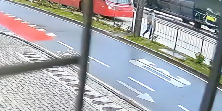 Mulher é socorrida em estado gravíssimo após atropelamento na canaleta do expresso em Curitiba