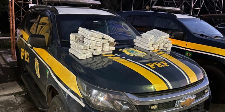 PRF apreende 32 quilos de maconha em ônibus na BR-277