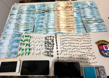 PM apreende drogas, munições e R$ 8 mil na CIC; mulher tentou subornar policiais