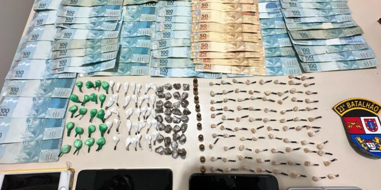 PM apreende drogas, munições e R$ 8 mil na CIC; mulher tentou subornar policiais