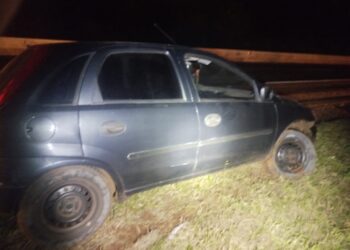 Mulher é presa por embriaguez ao volante após colidir contra canaleta