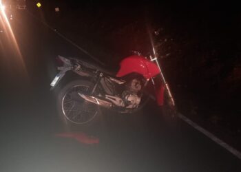 Motociclista morre após colisão com caminhão e atropelamento na PR-092