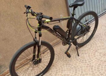 Jovem se desespera ao ter bicicleta elétrica furtada em frente a shopping de Curitiba