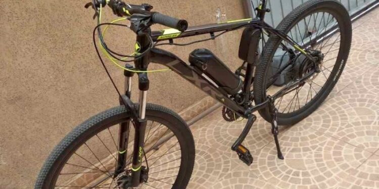 Jovem se desespera ao ter bicicleta elétrica furtada em frente a shopping de Curitiba