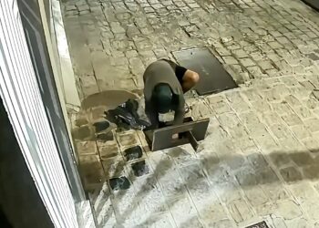 Câmera flagra indivíduo furtando relógios de água no Centro de Curitiba