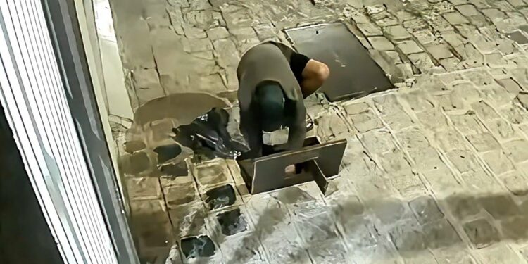 Câmera flagra indivíduo furtando relógios de água no Centro de Curitiba