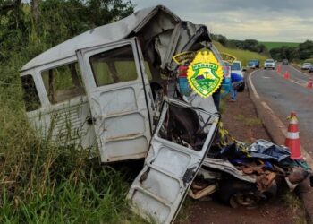 Colisão frontal entre caminhão e Kombi deixa dois mortos no Paraná