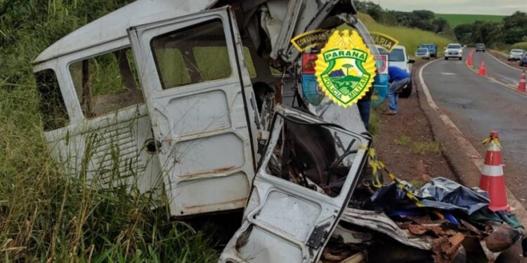 Colisão frontal entre caminhão e Kombi deixa dois mortos no Paraná