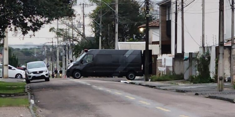 Polícia Militar segue com negociações com homem que ameaça a ex-mulher e filha de 3 anos