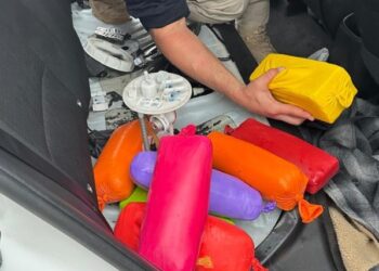 PRF apreende maconha e haxixe escondidos em tanque de combustível de carro