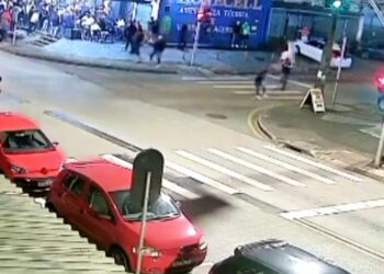 Jovem é executado a tiros no meio da rua no Sítio Cercado; câmera registrou o crime