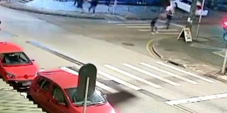 Jovem é executado a tiros no meio da rua no Sítio Cercado; câmera registrou o crime