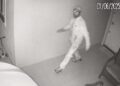 Casal é rendido e roubado dentro de apartamento no Tarumã; câmera registrou a ação