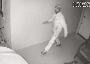 Casal é rendido e roubado dentro de apartamento no Tarumã; câmera registrou a ação