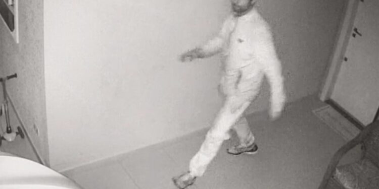 Casal é rendido e roubado dentro de apartamento no Tarumã; câmera registrou a ação