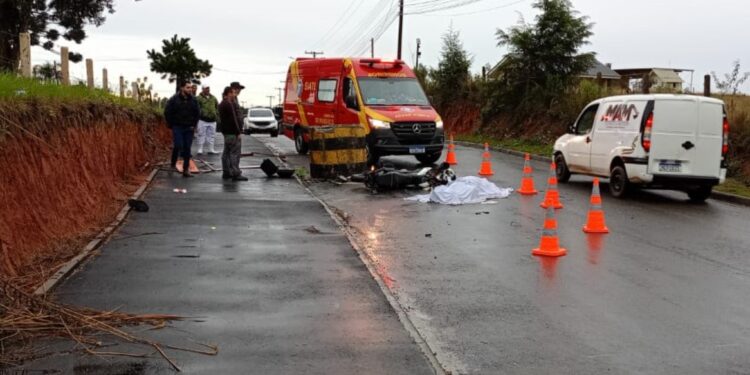 Motociclista bate em placa de sinalização, sofre queda e perde a vida atropelado por caminhão