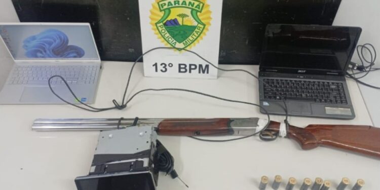 Polícia Militar prende homem com espingarda calibre 12 e recupera objetos furtados na CIC