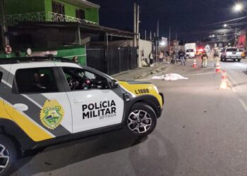 Rapaz morre atropelado e pai da vítima impede que população agrida motorista atropelador