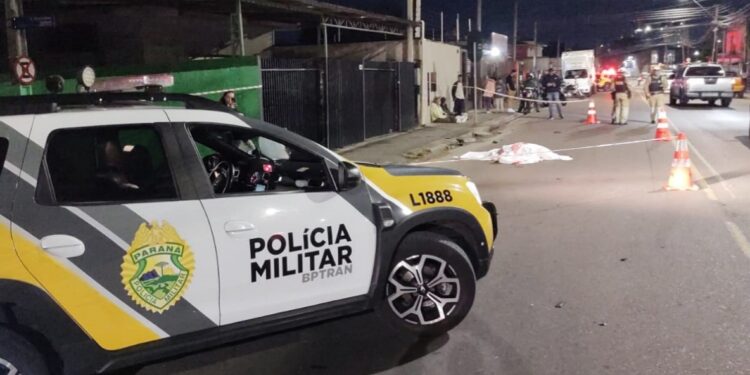 Rapaz morre atropelado e pai da vítima impede que população agrida motorista atropelador