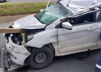 Carro entra embaixo de caminhão na BR-376 e motorista sofre ferimentos graves