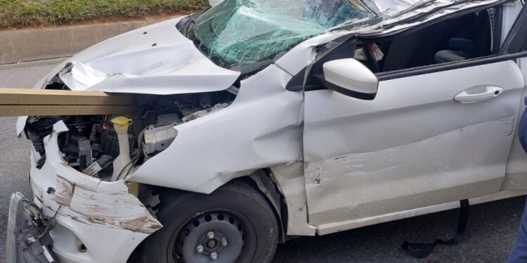 Carro entra embaixo de caminhão na BR-376 e motorista sofre ferimentos graves
